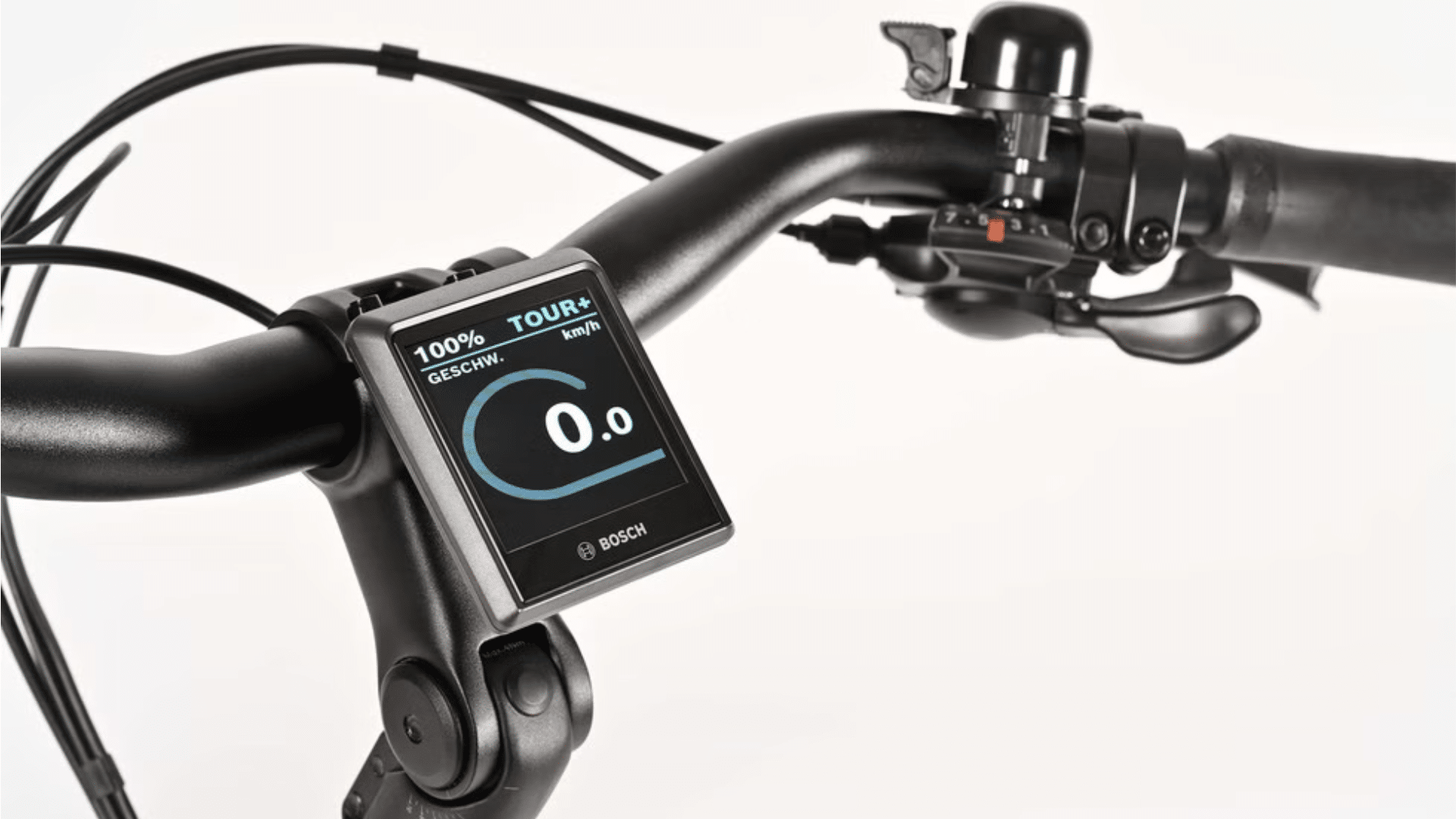 Équipement urbain du vélo électrique Winora Tria X7 Low avec porte-bagages MIK, garde-boue, béquille et éclairages intégrés.