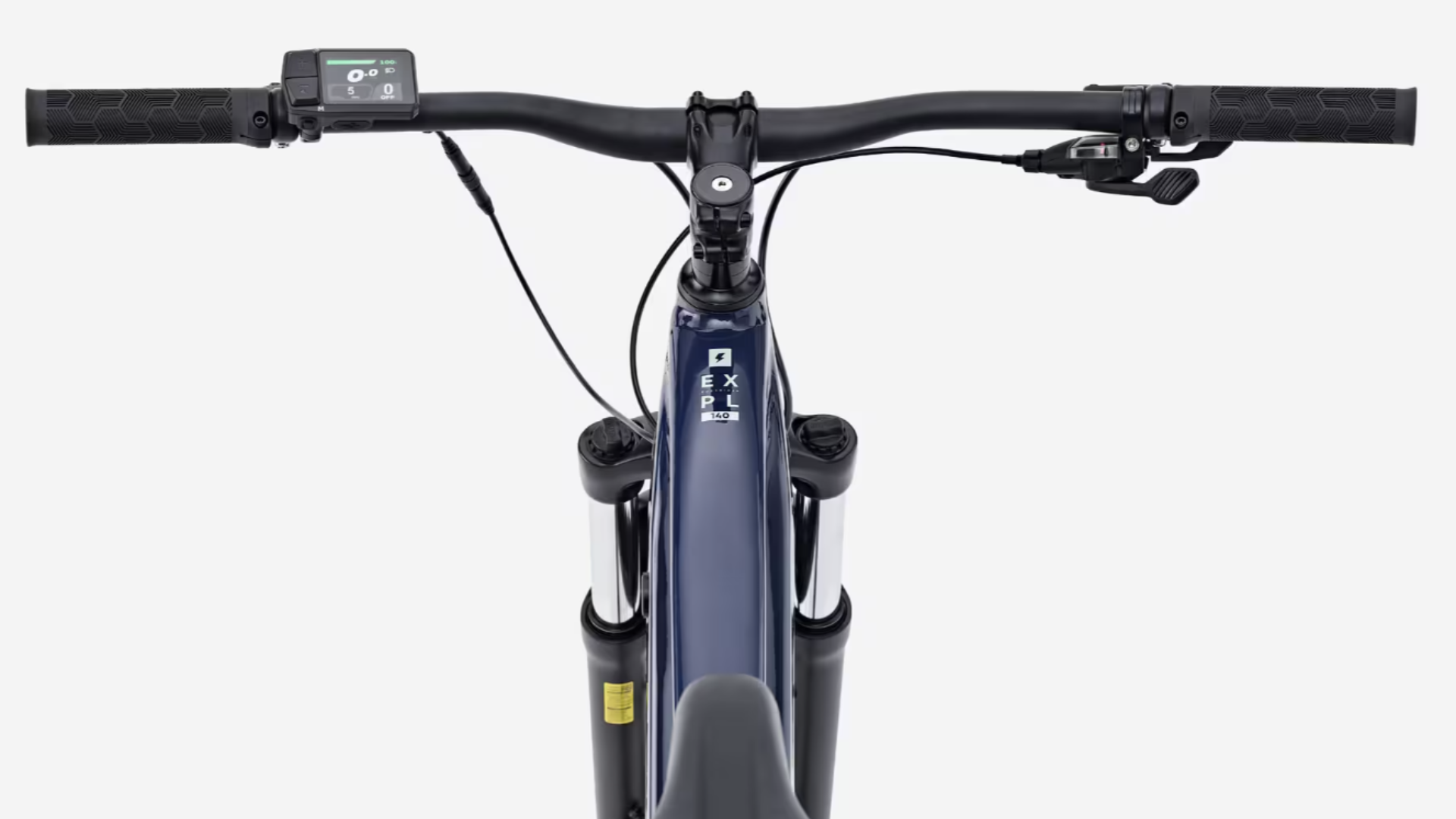 Cintre large 780 mm et potence courte du VTT Rockrider E-EXPL 140, favorisant une position droite.