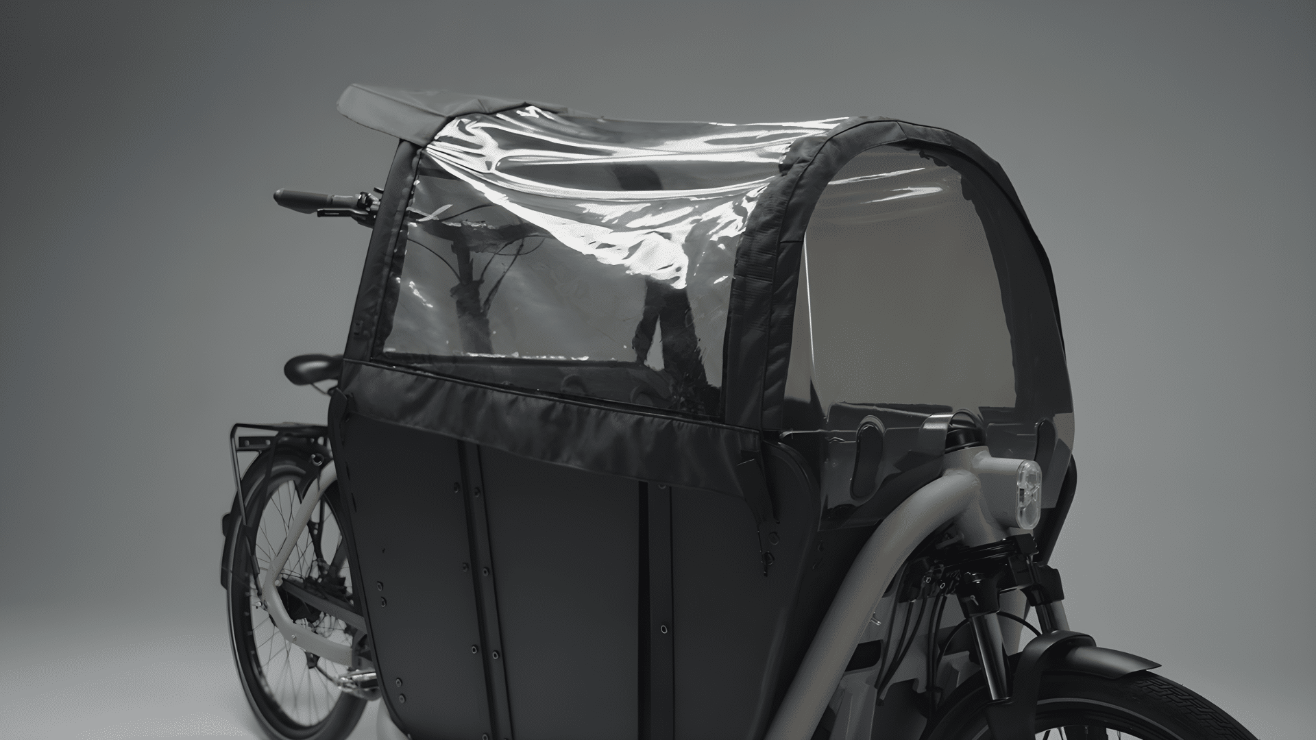 Capote pluie brevetée et pare-brise fumé du vélo cargo Btwin F900E